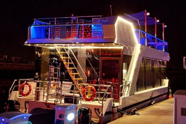Desert Rose – luxury yacht rental in Abu Dhabi