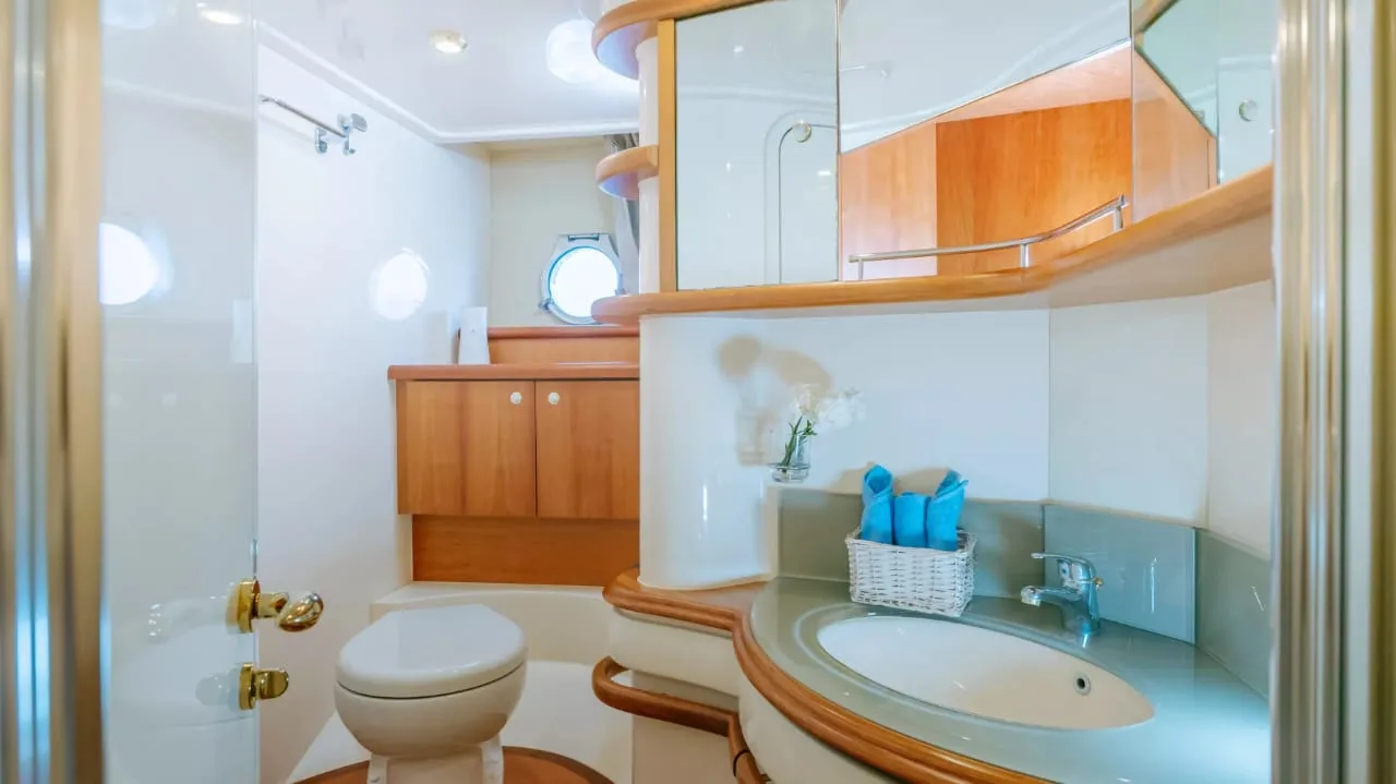 Emerald 55 – luxury yacht rental in Abu Dhabi (10)