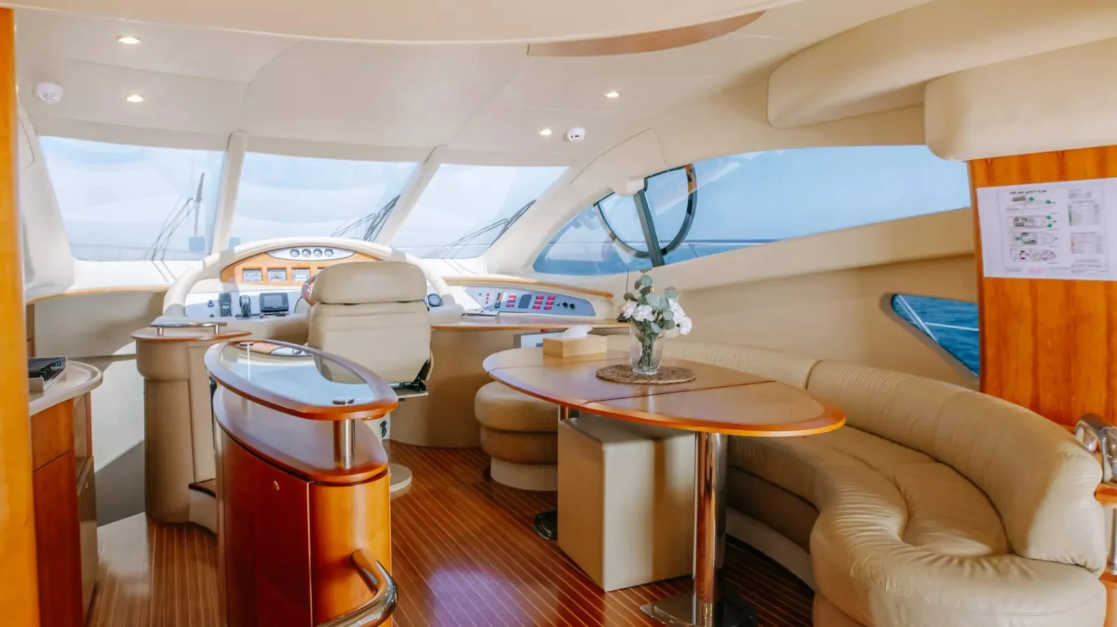 Emerald 55 – luxury yacht rental in Abu Dhabi (4)