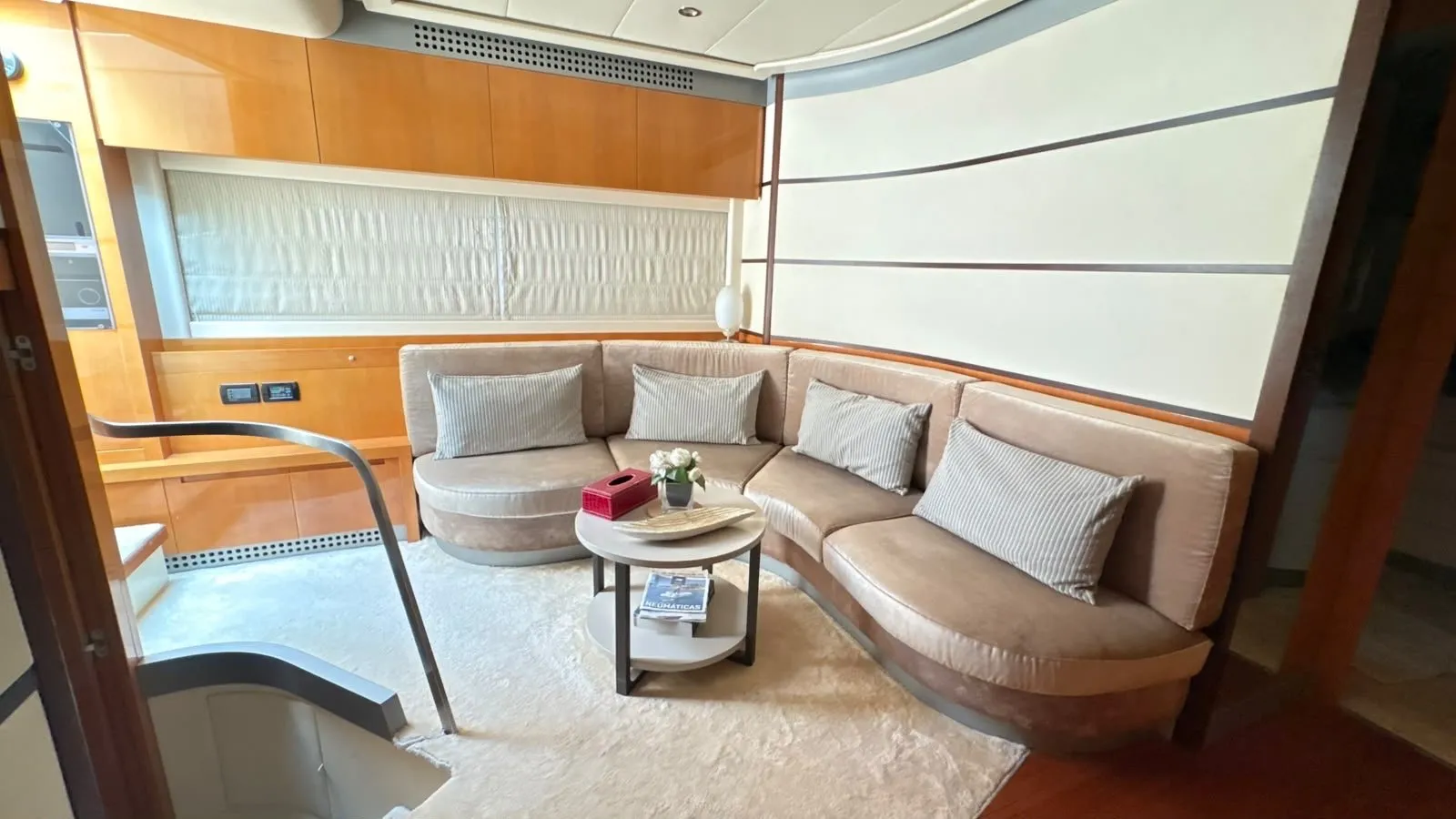 Silver Arrow 62 – luxury yacht rental in Abu Dhabi (4)